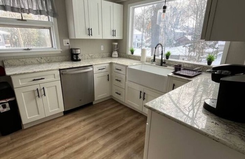 East Rochester House | Comfy, Private Home near college town - SJF & NAZ