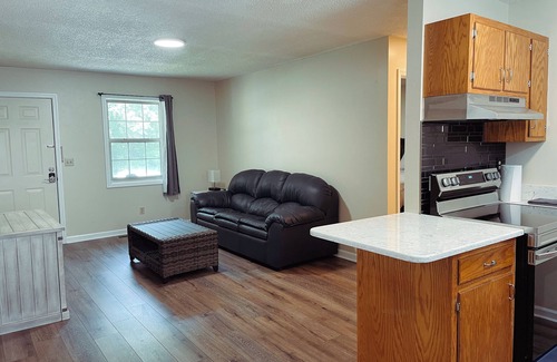 Crossville Apartment | Comfy Retreat - Queen Bed Central Crossville