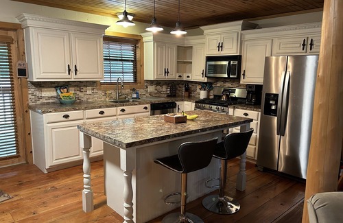 Kingston Cabin | Comfy rustic cabin 1/2 mile from Lake Texoma is ready and fully stocked for 8+!