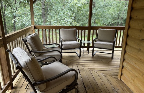 Kingston Cabin | Comfy rustic cabin 1/2 mile from Lake Texoma is ready and fully stocked for 8+!