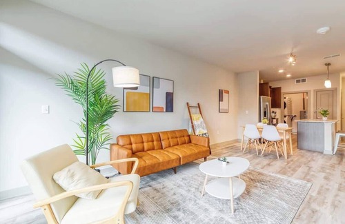 Auburn Hills Apartment | Comfy Spacious 2B2B | Gym & Pool