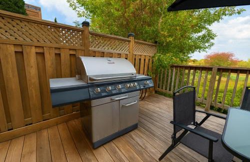 Orangeville House | Comfy & Spacious 4BR Family Home with Free Parking, Laundry, BBQ! 10 Min Walk to Headwaters Hospital, 5 Min Drive to Mount Alverno Luxury Resorts, Ideal for Medical, Vacation or Work Stays!