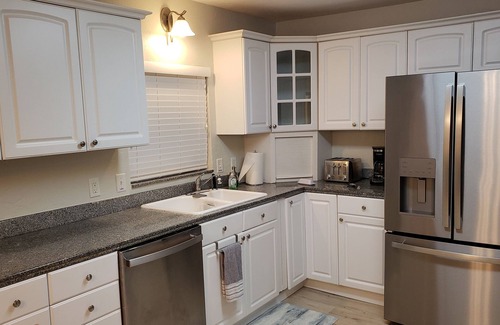 Brookings House | Comfy Spacious Home, Minutes to Beaches, King Bed, Sleeps 9, WiFi, Dog friendly