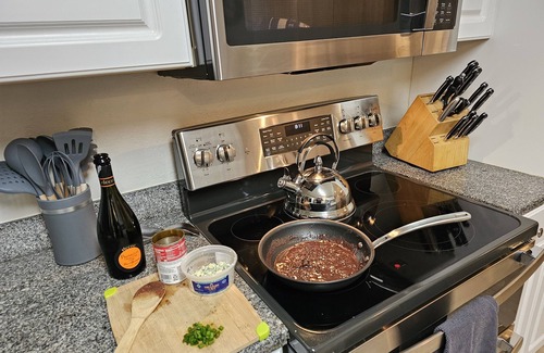 Brookings House | Comfy Spacious Home, Minutes to Beaches, King Bed, Sleeps 9, WiFi, Dog friendly