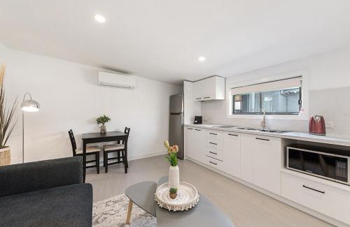 Carnegie Apartment | Comfy Studio near Racecourse, Dining & CBD Trains