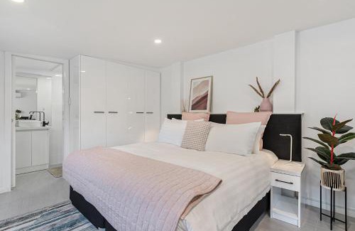 Carnegie Apartment | Comfy Studio near Racecourse, Dining & CBD Trains