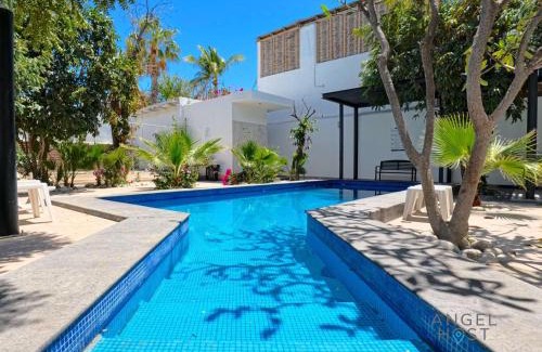 La Paz Hotel | Commercial Zone Studios, Pool, BBQ and Beach 7 Blocks