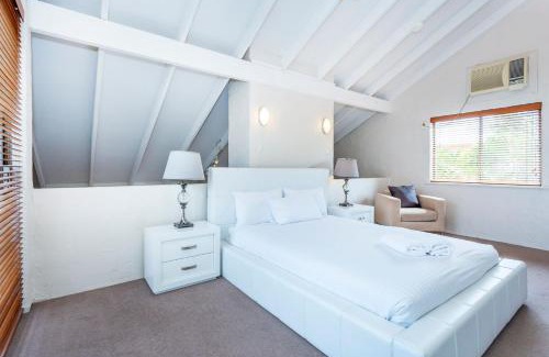 Como Villa | Como Mezzanine Retreat
