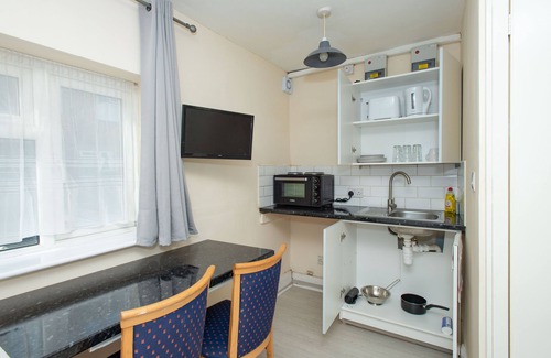 London Borough of Bromley Apartment | Compact Studio 20 minutes to London via fast train