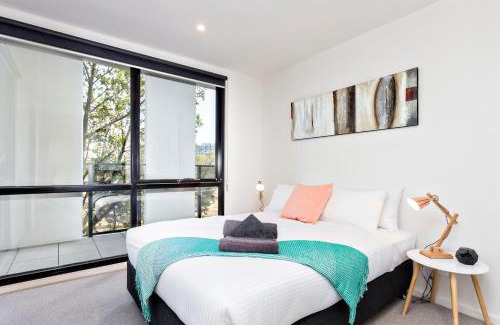 St Kilda Apartment | COMPLETE HOST Park View St Kilda