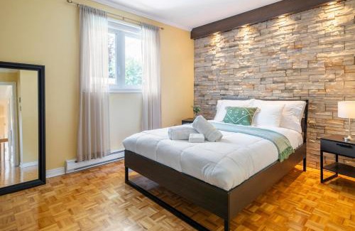 Saint-Hubert House | Complete house with hot tub and private courtyard