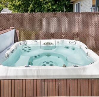 Saint-Hubert House | Complete house with hot tub and private courtyard