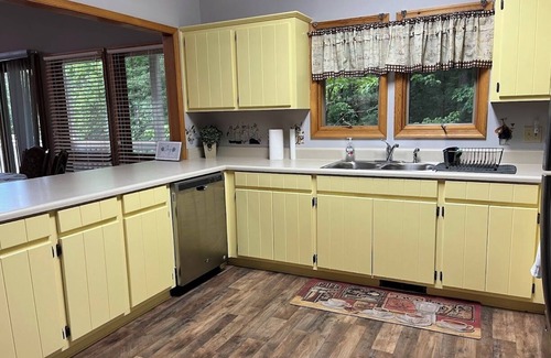 Sunset House | Complimentary boat slip! Affordable 3 Bed Lake House-Pickleball! Pet Friendly!
