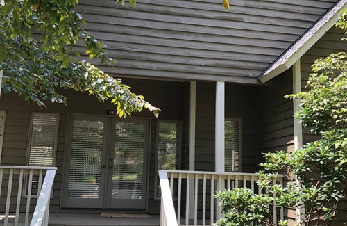 Sunset House | Complimentary boat slip! Affordable 3 Bed Lake House-Pickleball! Pet Friendly!