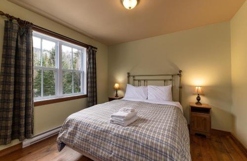 Petite-Riviere-Saint-Francois Apartment | Condo 120H - Nature Retreat with River Views