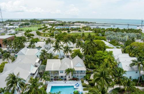 Truman Annex House | Conch Adventure by AvantStay Great Location w Patio Outdoor Dining and Shared Pool Week Long Stays