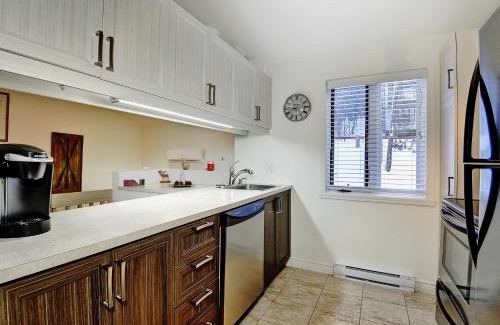 Stoneham Apartment | Condo 517 Chemin du Hibou by Les Chalets Alpins