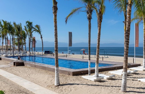 Flamingos Condo | Condo Aria Ocean 411 by Kivoya