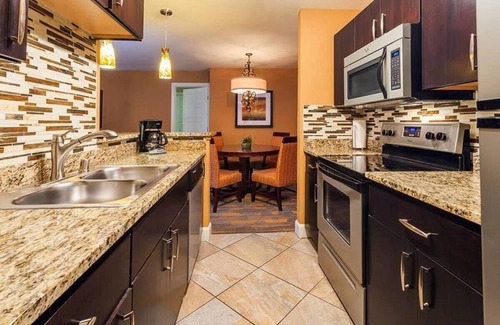 Las Vegas Resort | Condo close to the Strip: Pools & Hot tubs + Full kitchen