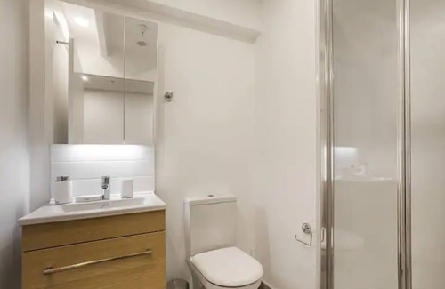 Newton House | Condo in Queen St CBD w Pool and Gym Zodiak Stays