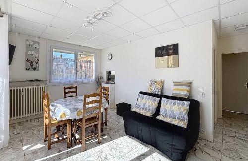 Dives-sur-Mer Apartment | Confortable appartement proche du Port Guillaume pour 4 avec animaux admis - FR-1-465-125