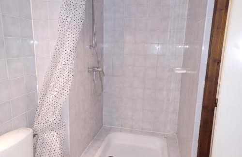 Brides-les-Bains Apartment | Confortable studio 2* avec balcon, double exposition et parking, proche du centre de Brides-les-Bains - FR-1-512-108