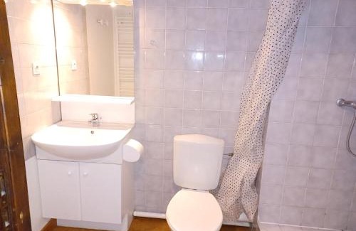Brides-les-Bains Apartment | Confortable studio 2* avec balcon, double exposition et parking, proche du centre de Brides-les-Bains - FR-1-512-108