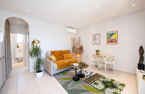 Sanary-sur-Mer Apartment | Confortable T2 vue mer avec terrasse aménagée et parking privé, plage et port à pied