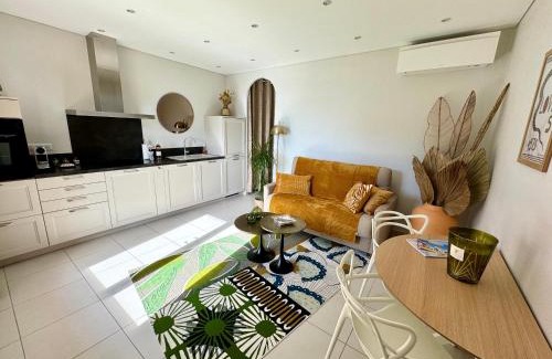 Sanary-sur-Mer Apartment | Confortable T2 vue mer avec terrasse aménagée et parking privé, plage et port à pied