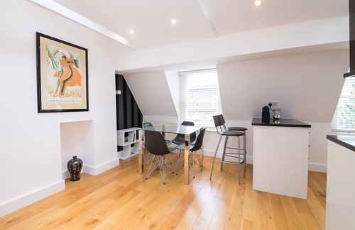 Munster Apartment | Contemporary 1 Bed Flat in Fulham Near The Thames