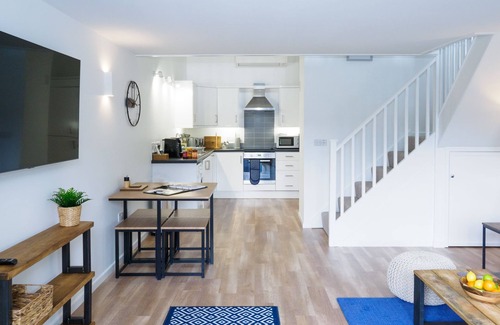 Falmouth Cottage | Contemporary 1 bed property with shared pool/hot tub nr Falmouth/Helford River