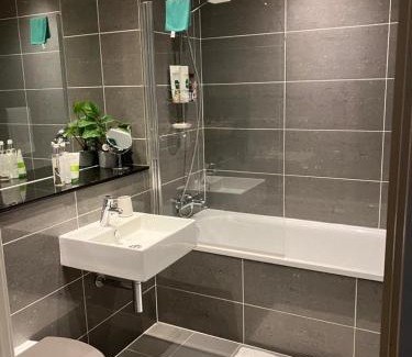 Bristol Floating Harbour Apartment | Contemporary 1BD Flat - Bristol City Centre!