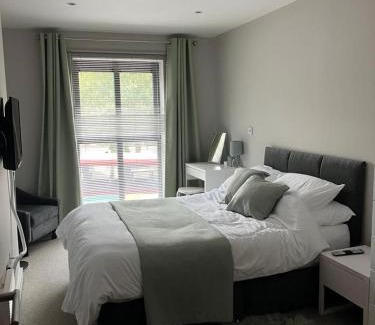 Bristol Floating Harbour Apartment | Contemporary 1BD Flat - Bristol City Centre!