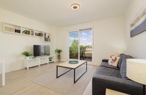 Nueva Andalucia Apartment | Contemporary 2 bedroom apartment in Nueva Andalucia