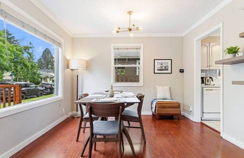 University Park House | Contemporary 2-Bedroom Retreat: Near UP and St. Johns