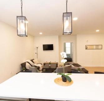 Union City Apartment | Contemporary 3-Bed Haven mins to NYC