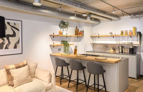 Cathedrals Apartment | Contemporary and Industrial Apartment in Southwark