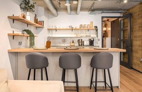 Cathedrals Apartment | Contemporary and Industrial Apartment in Southwark