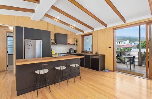 Coledale House | Contemporary beach house in Coledale. Ocean & Escarpment views. Pet friendly.