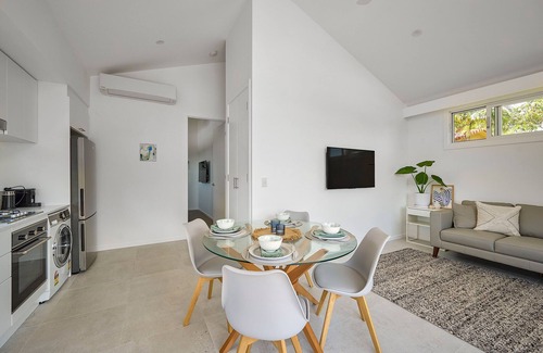 Byron Bay Cottage | contemporary beachside cottage in walking distance to beach and town