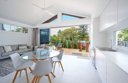 Byron Bay Cottage | contemporary beachside cottage in walking distance to beach and town