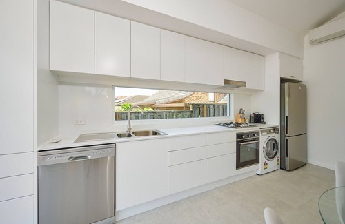 Byron Bay Cottage | contemporary beachside cottage in walking distance to beach and town