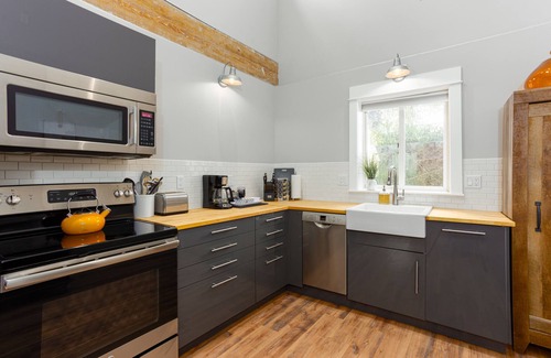 River West Cottage | Contemporary Chic │West Side │Walk Everywhere │Hot Tub │One Block to River