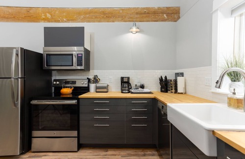 River West Cottage | Contemporary Chic │West Side │Walk Everywhere │Hot Tub │One Block to River