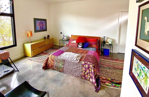 Crestwood House | CONTEMPORARY DERBY RETREAT WITH THREE PRIMARY SUITES!!
