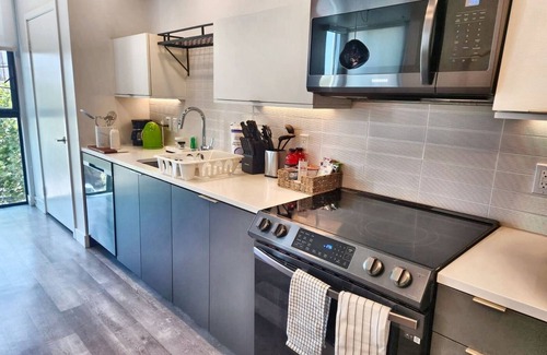 Fairfax District Hotel | Contemporary Hollywood Haven on Spaulding Ave – Complimentary WiFi & Parking