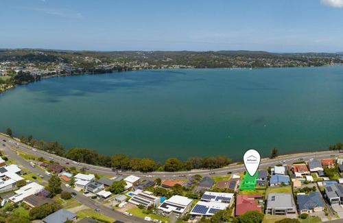 Speers Point House | Contemporary home with water vistas - Speers Point