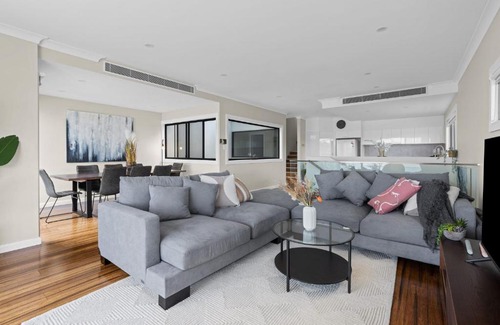Speers Point House | Contemporary home with water vistas - Speers Point
