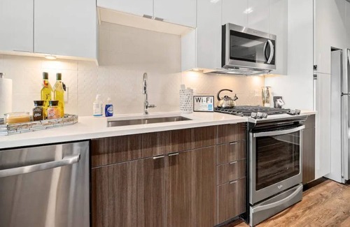 Buckhead Village House | Contemporary living in Buckhead 2BDS/2BA