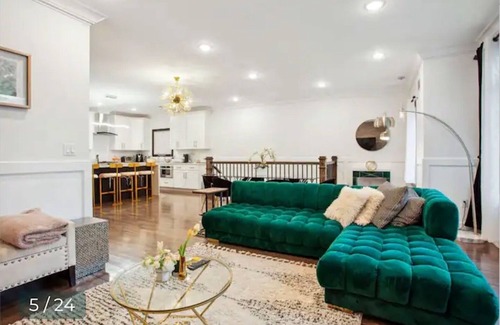 Marion Condo | Contemporary Luxury 3 Bdr Apt for 6 +Free Parking